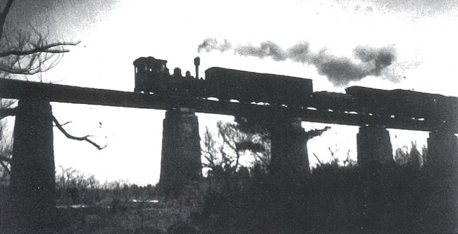当時の瀬川陸橋を渡る岩手軽便鉄道車輛（林風舎）