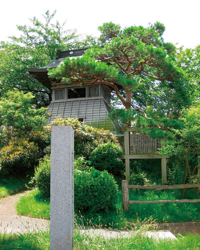 復元された四ッ角山・鐘楼