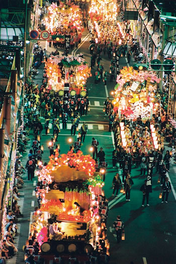 黄色い造花もある花巻まつりの山車 「写真提供：花巻観光協会」